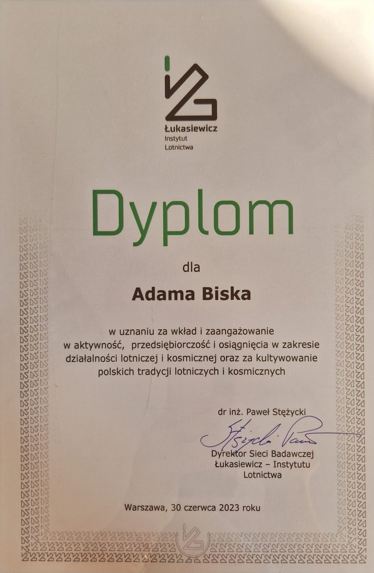 Dyplomy, które otrzymał Pan Adam Bisek podczas Specjalnej Sesji Naukowej, która odbyła się w dniu 1 lipca 2023 r. w Hotelu Kosmonauty we Wrocławiu.